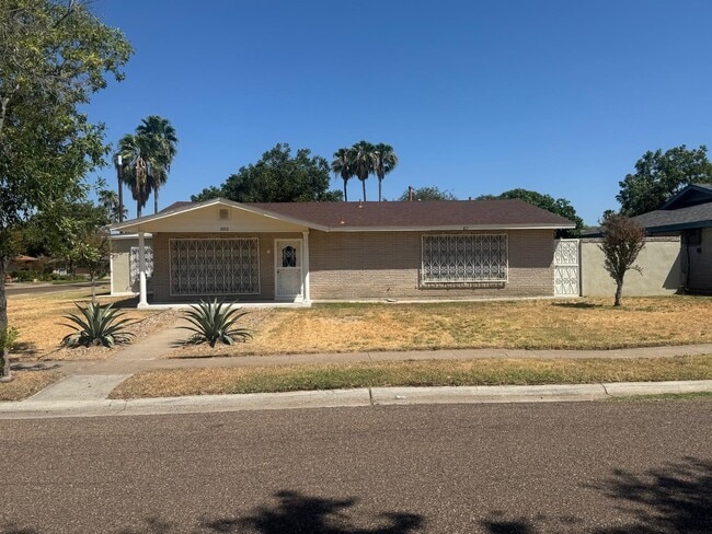 Building Photo - 302 Huisache Dr