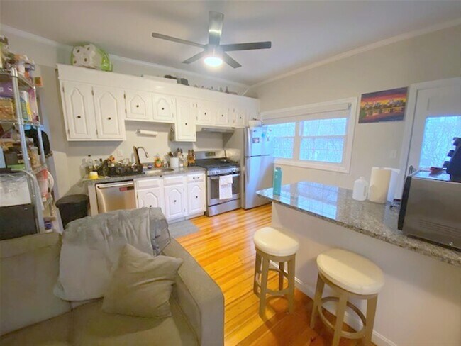 Building Photo - 521 Main St Unit 1