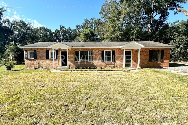 Beautifully Renovated 4 Bed/2 Bath in Mobile! - Beautifully Renovated 4 Bed/2 Bath in Mobile! House