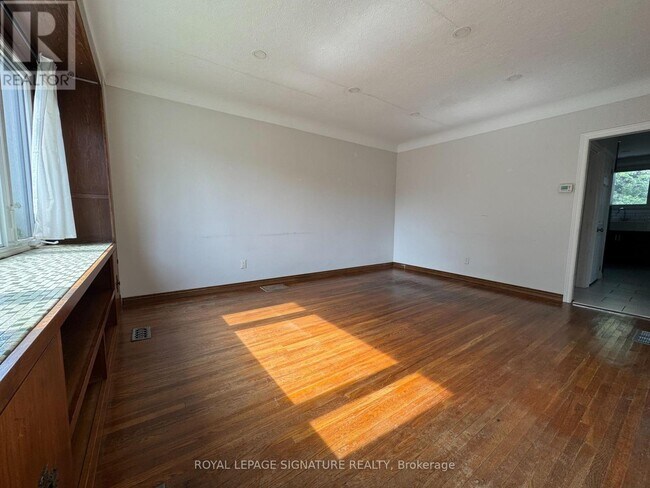 Photo - 282 E 18th St