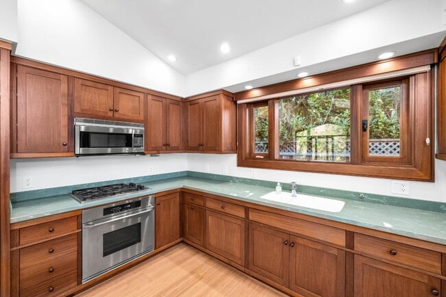 77 Rebecca Ln