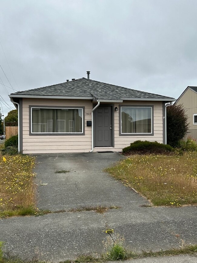 Building Photo - Three Bed Two Bath House Eureka