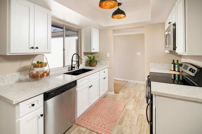 Photo - 905 W Berridge Ln