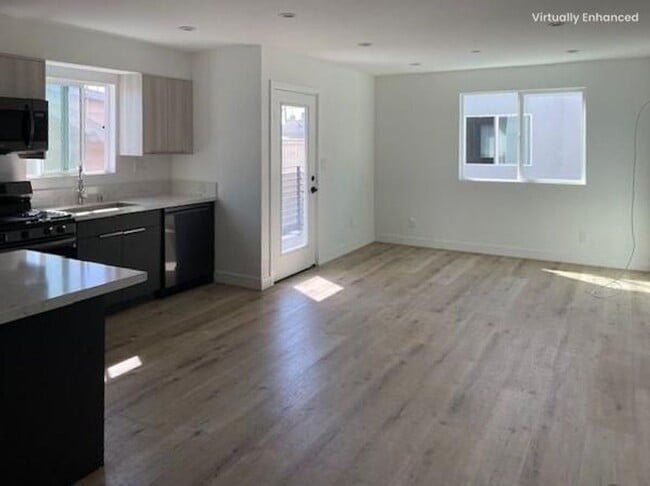 Photo - REST OF NOVEMBER FREE! Spacious 4 Bedroom ... Unidad 1531 Winona Blvd