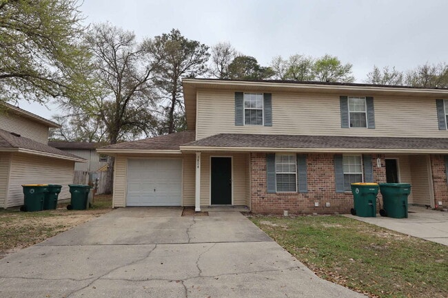 Building Photo - Spacious 2 story townhome with garage!