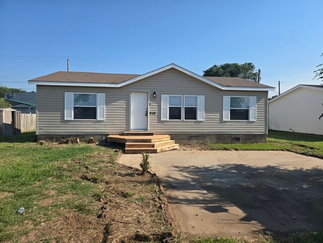 Building Photo - 916 W 65th St S Rental