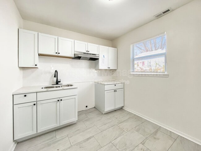 Photo - 5205 Locust Ave