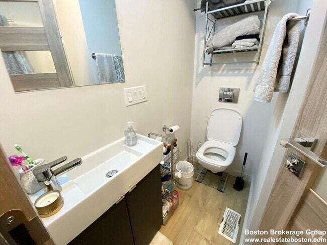 Building Photo - Renovated 4 Bed/2 Bath w/ In-Unit Laundry ... Rental