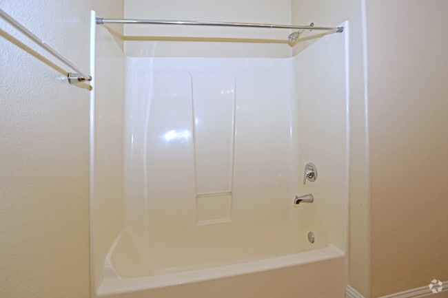 2BD, 2BA (HW FL) - 975 SF