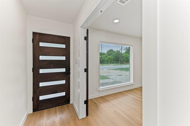 Photo - 2914 Loyola Ln