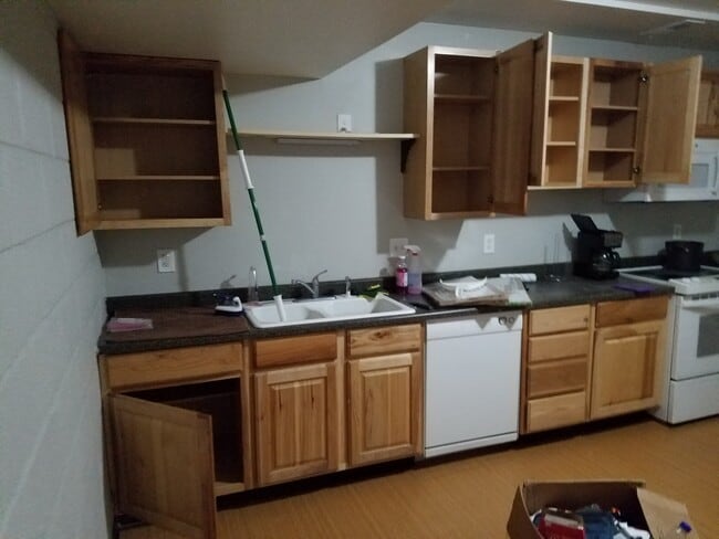 Building Photo - 1526 S State St Unit Apt B 2 Bed up