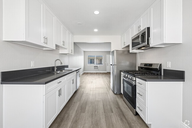 2BR, 1BA - 865SF - Kitchen