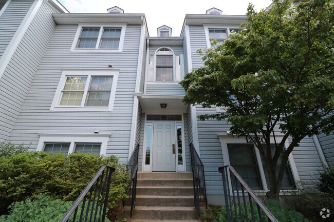 Building Photo - Updated - 2BD/2BA on 2nd floor with Balcony! Rental
