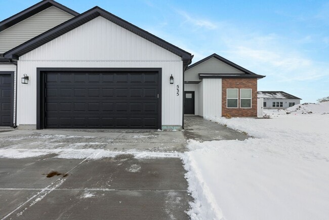 Building Photo - DARLING twin home located in Sugar City, Idaho 3 Bed 2 full baths with fully fenced yard and XL 2...