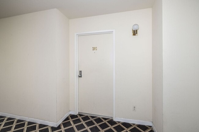 Building Photo - Lovingly Maintained 1 Bed, 1 Bath Condo in...