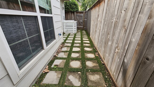 Photo - 902 W 23rd St