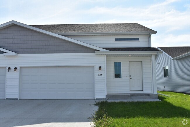 Building Photo - 3 Bed 2 Bath Twin Home