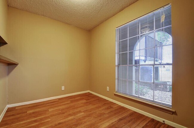 2414 Ventura Dr Unit 106
