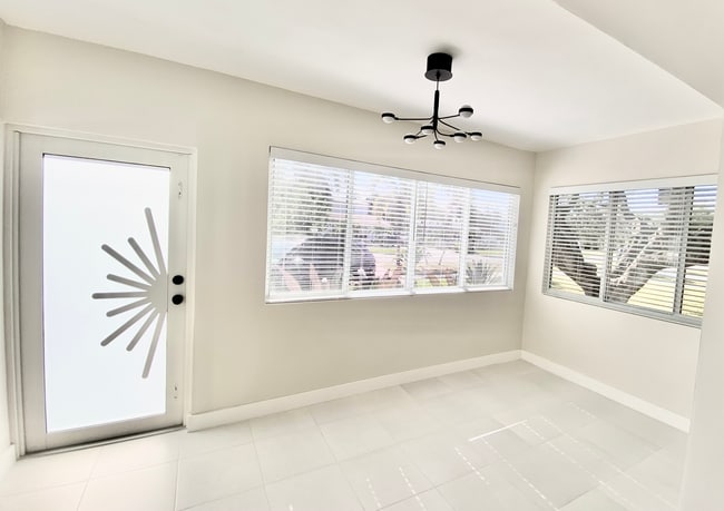 sunroom/flex space - 1631 Liberty St Unit A