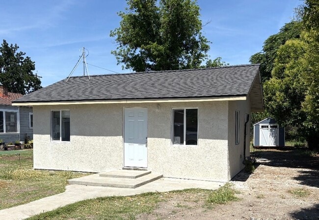 Building Photo - REDUCED!!! Newly Remodeled 1 Bedroom 1 Bath Home in Dos Palos