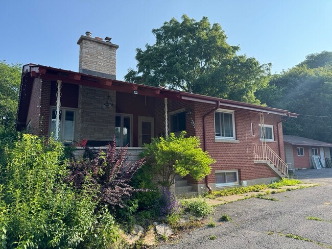 Building Photo - FOR RENT: 3 Bed 1 Bath Unit 1