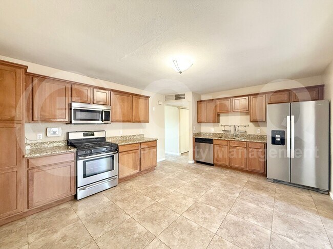 Photo - 445 E Beatryce St