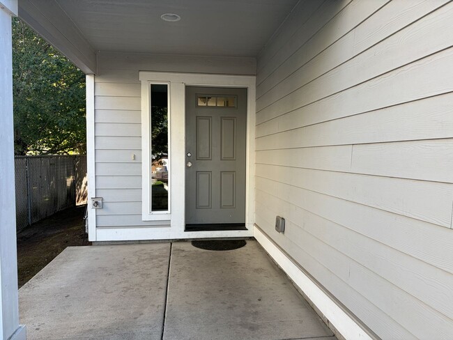 Photo - MOVE IN SPECIAL: HALF OFF FIRST MONTH'S RE...