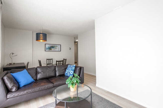Photo - 10883 Saskatchewan Dr NW