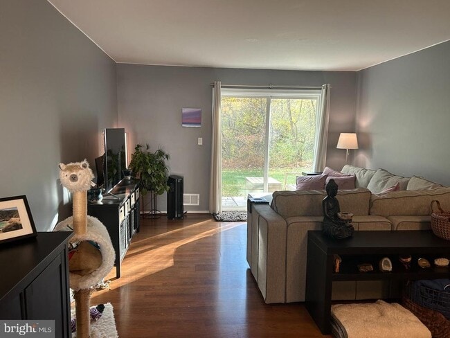 Building Photo - 13 Quince Ct