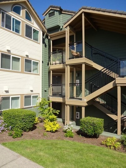 Building Photo - Gold Pointe condo! 2 Bed, 2 Bath Condo w/2 parking spaces, MOVE IN SPECIAL - Available NOW! Unit A-202