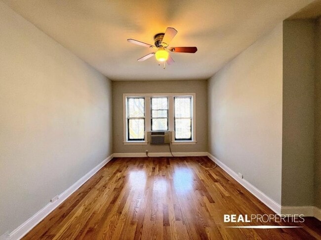 Building Photo - 1 bedroom in CHICAGO IL 60657 Unit 401 Rental