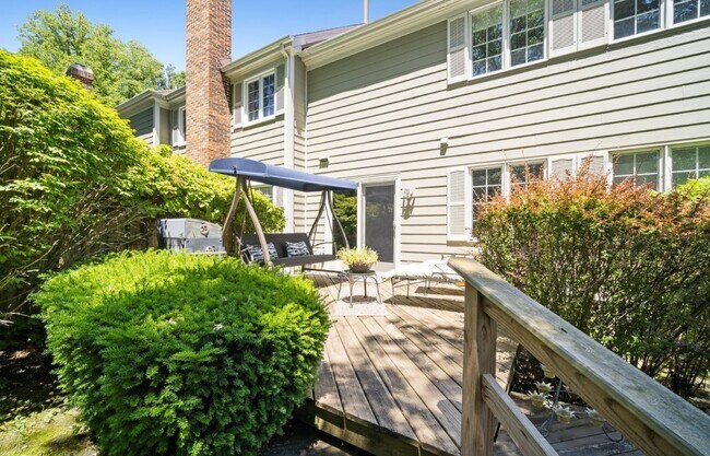 Photo - 819 Suffield Sq