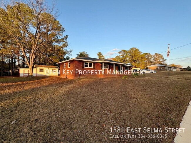 Photo - 1581 E Selma St