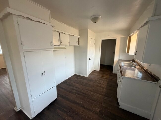 Photo - 2715 E 2nd St