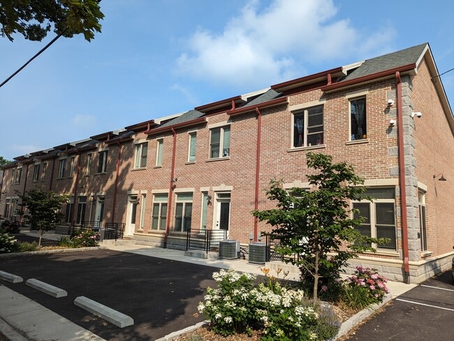 #19 Corner Townhome - 225 W Pastorius St