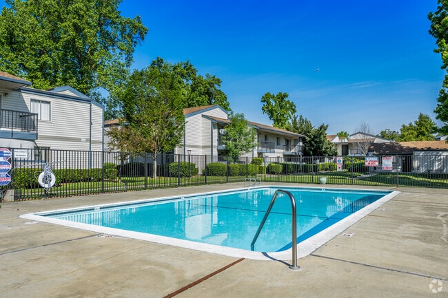 Building Photo - Rivercourt Apartments