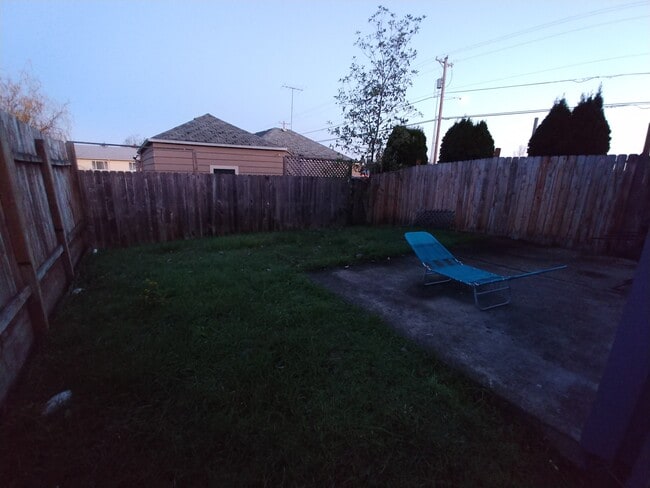 Building Photo - 1610 Gem Pl NE Rental