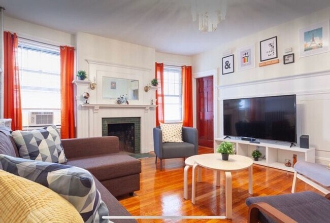 Building Photo - Brookline 4-Bed/2-Bath with Heat and Hot W... Unit 2