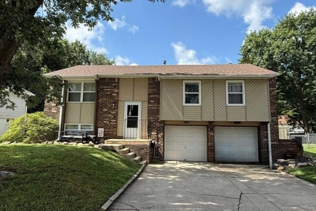 Spacious 3 Bedroom Home with Finished Base... - Spacious 3 Bedroom Home with Finished Base...