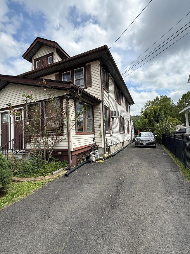 32 S Brett St
