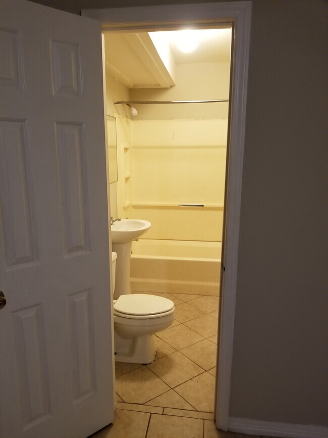 Photo - 2437 Newberry St Unidad 103