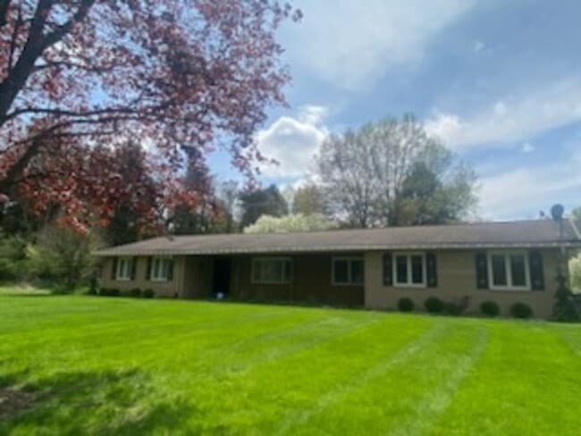 5 bed / 3.5 bath Ranch House - 5 bed / 3.5 bath Ranch House