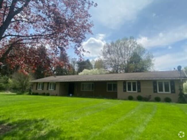 Building Photo - 5 bed / 3.5 bath Ranch House