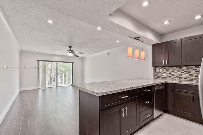 Building Photo - 9301 SW 92nd Ave Unit 304B