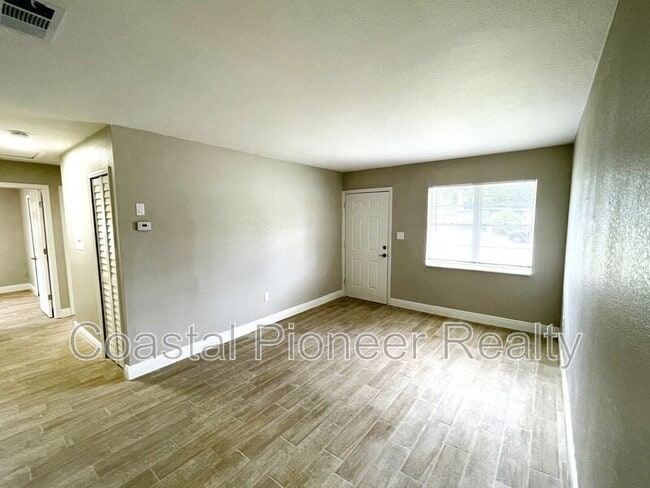 Photo - 8310 Croton Ave