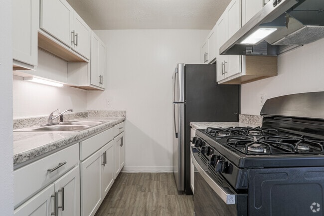 2 BR, 1 BA - Kitchen