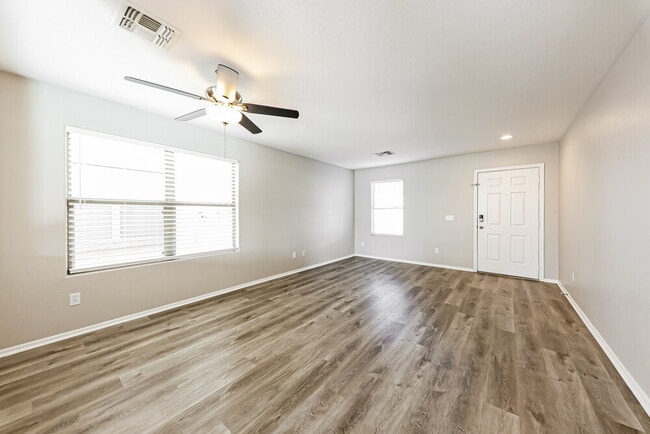 Photo - 973 E Doris St