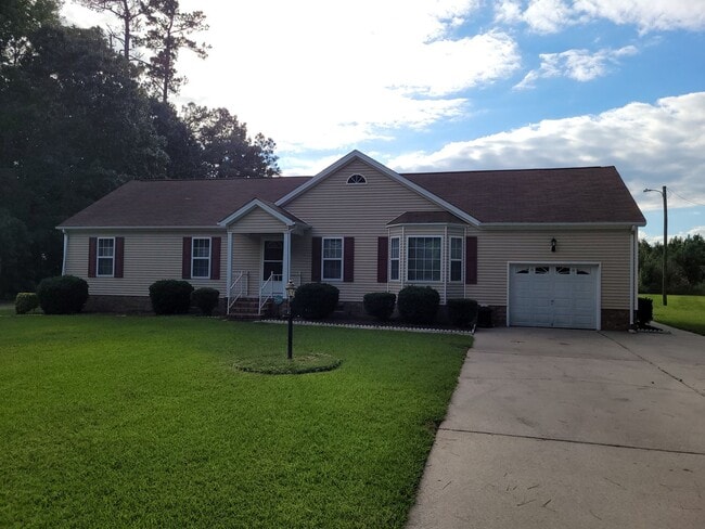 Building Photo - 3 Bed, 2 Bath Ranch Only 15 Minutes to Virginia/NC Line