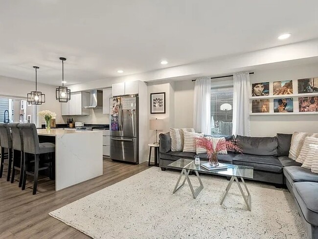 Photo - 169 W 9th St