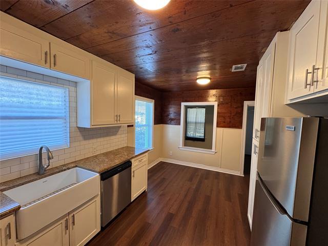 Photo - 2547 Sharon St